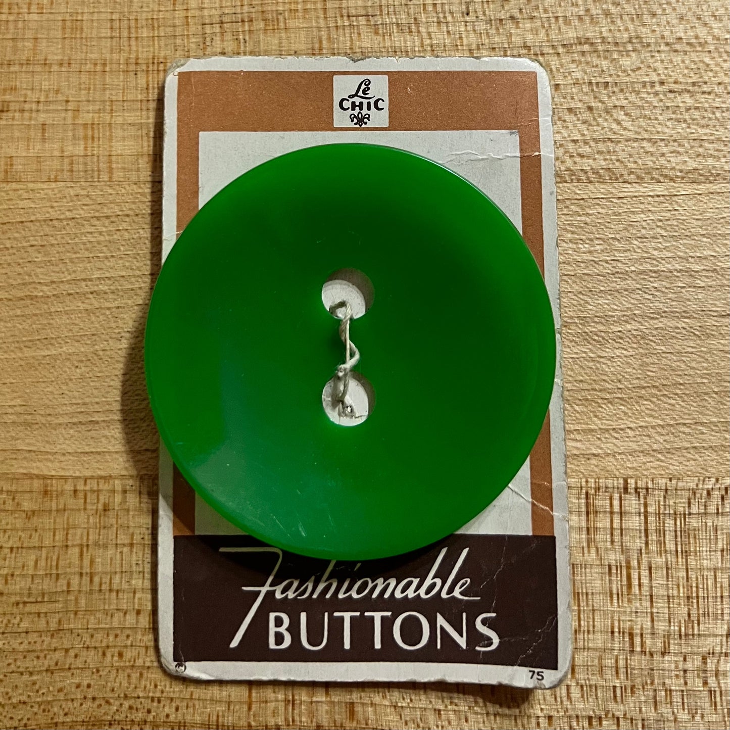 Vintage Button by Le Chic - qty 1 - large - green
