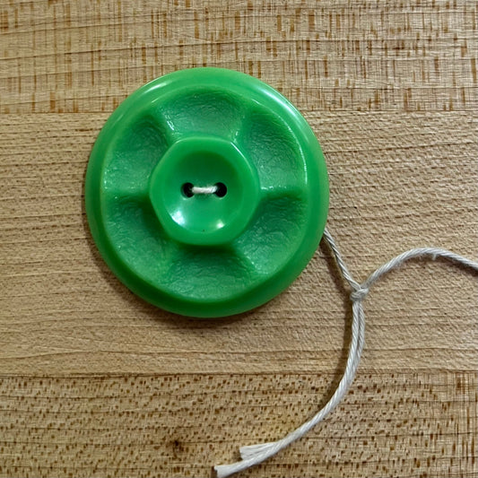 Vintage Button by Le Chic - qty 1 - large - green