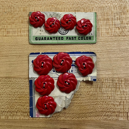 Vintage Buttons by Le Chic - set of 8 - flower - red - 2 sizes